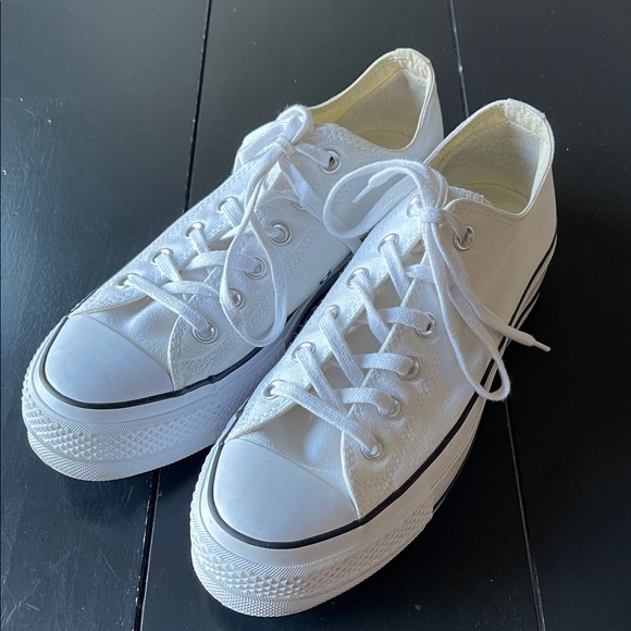 Converse Chuck Taylor’s sneakers size 9 - Picture 1 of 9